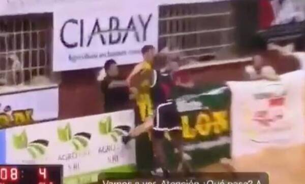 [VIDEO] En pleno partido de basquet le dijo "negro" y se armó el guyryry