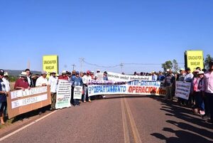 Productores cierran ruta en La Colmena y piden audiencia con el presidente Peña - Nacionales - ABC Color