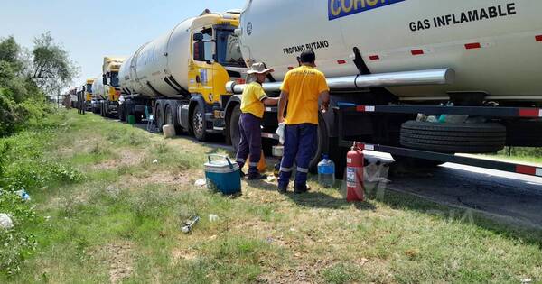 La Nación / Anuncian movilizaciones por retención de camiones paraguayos