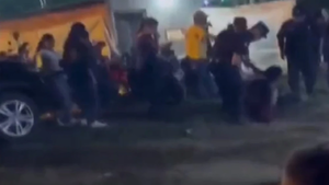 Brutal agresión de un policía a un jinetero en Ybyrarobaná - Noticiero Paraguay