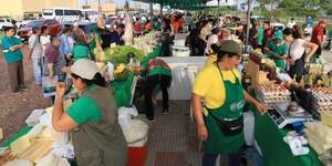 Productores realizan feria agropecuaria frente al MAG