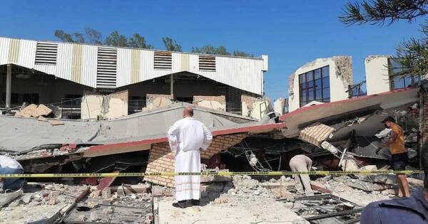 La Nación / Caída de techo de iglesia causa once muertos en México