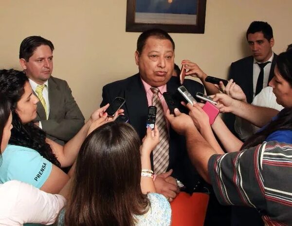 Denuncian en Fiscalía supuesta mala praxis y a una rosca que lucra con medicamentos del IPS - Nacionales - ABC Color