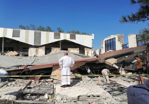 Caída de techo de iglesia causa once muertos en México