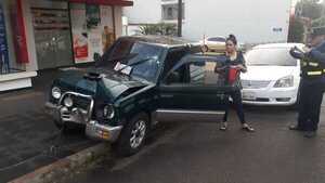 Conductora se descompensó e impactó contra una columna en Encarnación