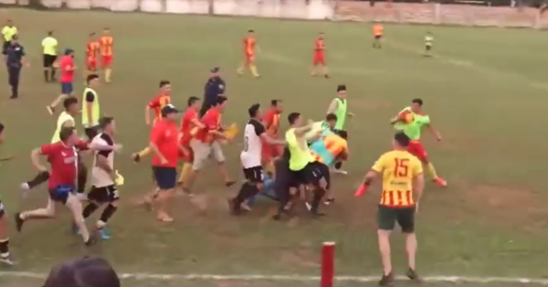 Versus / Duelo por llegar a la final terminó en feroz pelea en la Liga Yuteña