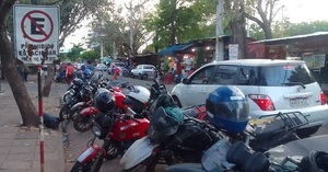 Comercio y motos obstaculizan urgencias de Hospital de Luque