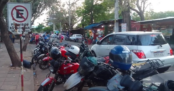 Comercio y motos obstaculizan urgencias de Hospital de Luque