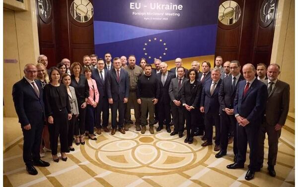 Cancilleres de UE prometen “apoyo duradero” a Ucrania en reunión “histórica” en Kiev | 1000 Noticias
