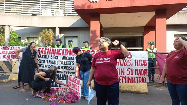 Mujeres se manifiestan para exigir acciones contra feminicidios y la violencia