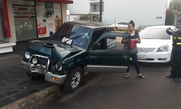 Doña se descompensó mientras manejaba y chocó contra columna