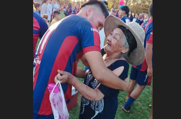 "Me hace feliz y me llena de vida": la abuelita que no se pierde un solo partido de su nieto