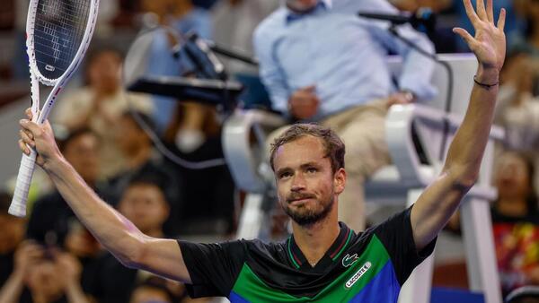 Medvedev bate a Zverev y espera rival en la final del Abierto de China