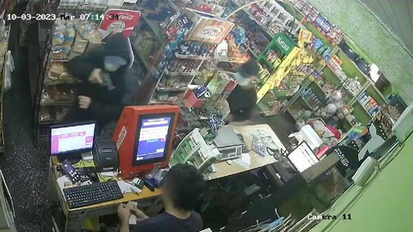 [VIDEO] Despensero ligó culatazo, pero activó alarma y evitó ñemonda en su local