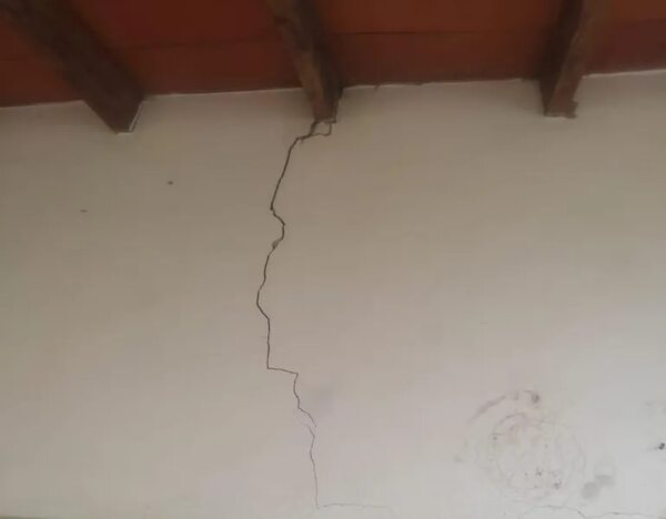 Caacupé: denuncian que escuela está en peligro de derrumbe por detonaciones de dinamita - Nacionales - ABC Color