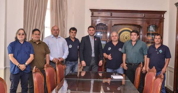La Nación / Vicepresidente se comprometió a asistir a camioneros varados en Argentina