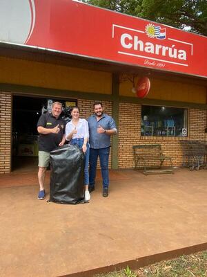 Amigo Camionero entregó carpa semirremolque a ganadora del sorteo por el día del Camionero