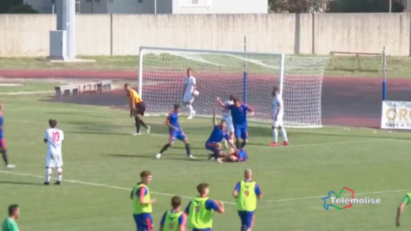 Versus / Si ya lo viste todo: Jugador del ascenso italiano convirtió un gol y ¡se desmayó!