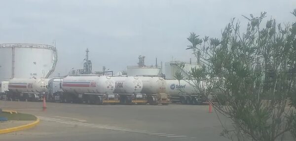 Argentina regulariza provisión de GLP a camiones varados en Campana - Economía - ABC Color