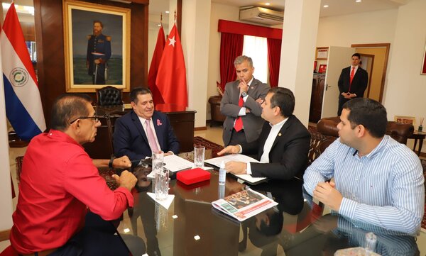 Diario HOY | Entregan título de sede propia a Seccional Colorada de Capiatá