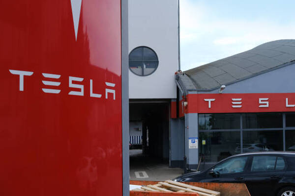 En el tercer trimestre de 2023, la producci贸n de Tesla se redujo un 10% - Revista PLUS