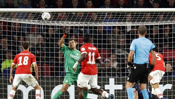 Una segunda parte loca para un empate en Eindhoven