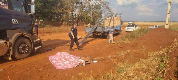 Estaba arreglando su camión, lo chocó otro y murió de la peor manera