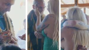 [VIDEO] ¡El cantante de "Ke personajes" recibió la propuesta de casorio de su novia!