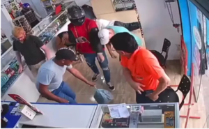 (VIDEO). Circuito muestra a motochorros en plena acción en una boca de cobranza