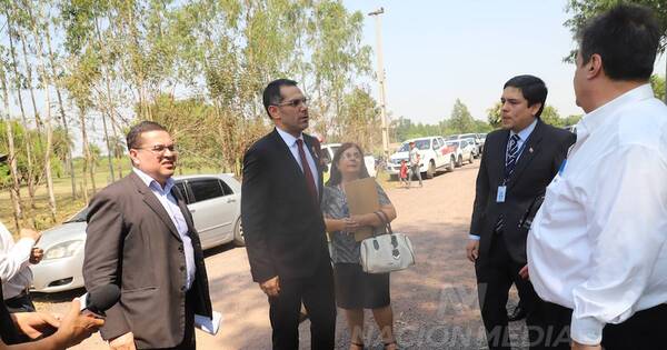 La Nación / En recorrido de autoridades identifican a ocupantes sin título