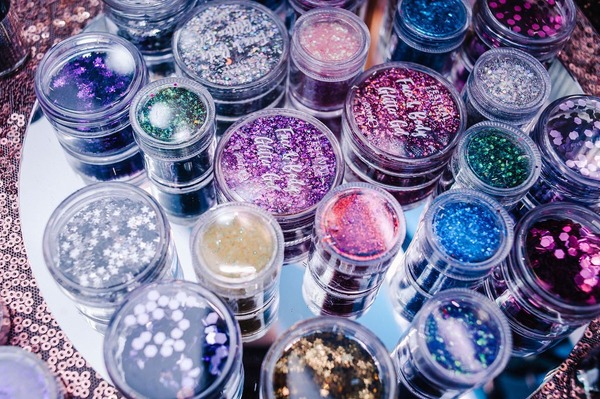 La Unión Europea prohíbe el glitter, la purpurina y otros microplásticos - Megacadena