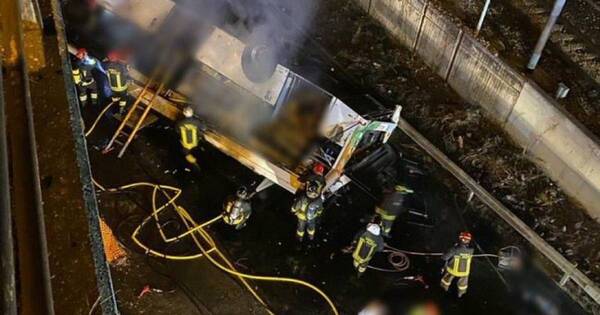 La Nación / Tragedia en Venecia: bus cayó de puente y se incendió