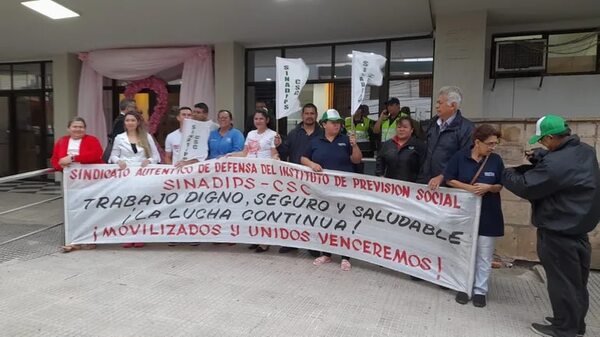 IPS: funcionarios se manifiestan ante amenaza de despidos masivos - Nacionales - ABC Color