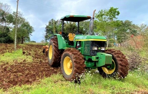 Hurtan tractor del estacionamiento de la Municipalidad de Nueva Alborada