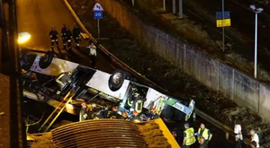 Al menos 21 personas murieron luego de que un colectivo cayera de un puente cerca de Venecia