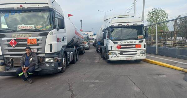 La Nación / Habilitaron provisión de gas a camiones paraguayos varados en Argentina