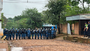 Ciudad del Este: Vecinos se enfrentan a tiros con la Policía para evitar desalojo