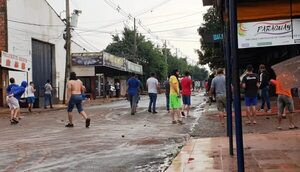 Tenso desalojo de tres familias en la Finca 66 de Ciudad del Este - Policiales - ABC Color