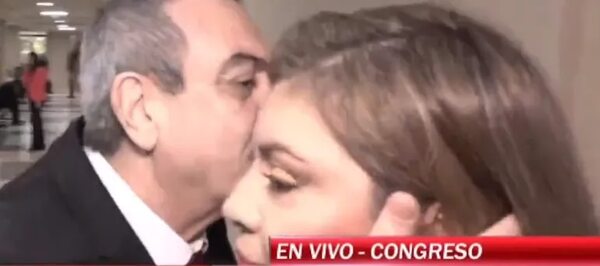 Video: Yamil Esgaib agarra del rostro a una periodista para susurrarle al oído - Política - ABC Color