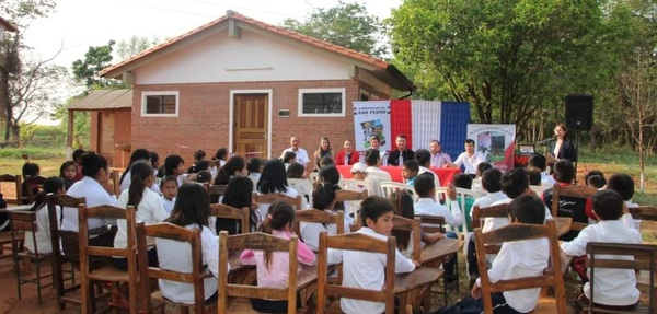 Gobernación inaugura aulas y sanitarios sexados a instituciones educativas de comunidades indígena de San Pedro - .::RADIO NACIONAL::.