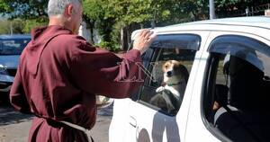 La Nación / Mascotas reciben bendición de los hermanos capuchinos en el Día de San Francisco de Asís