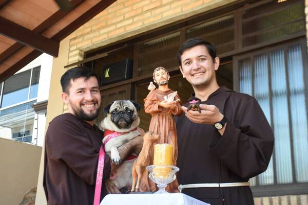 Firulais kuéra reciben la bendición de los Capuchinos