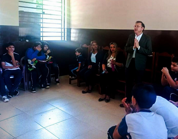 Donan libros a la escuela básica 670 del barrio Obrero - La Clave