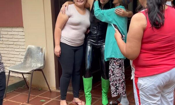 (VIDEO)Laurys Diva llevó víveres a enfermos de cáncer en el INCAN