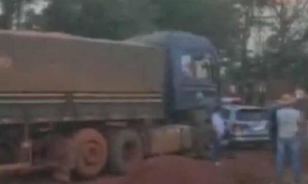 Conductor choca contra un camión estacionado y provoca la muerte de otro chofer en Alto Paraná – Prensa 5