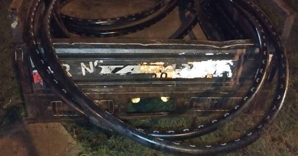La Nación / Detienen a jóvenes en robo “infraganti” de 29 metros de cable subterráneo en Lambaré