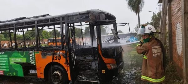 Un colectivo de la línea 12 quedó totalmente calcinado dentro de su parada en Reducto - Nacionales - ABC Color