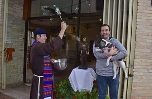 Bendición de mascotas: Los perros son los más bendecidos por los hermanos capuchinos  - Nacionales - ABC Color