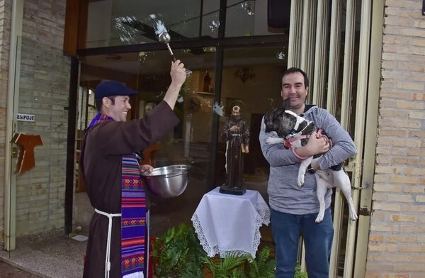 Bendición de mascotas: Los perros son los más bendecidos por los hermanos capuchinos - Nacionales - ABC Color