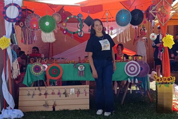 Emprendedora con trastorno neurológico vende recuerdos de Yuty para costear sus medicamentos - Nacionales - ABC Color